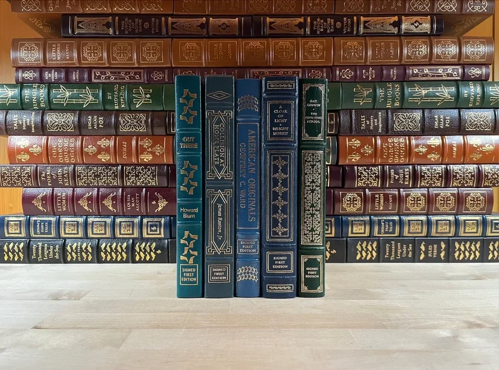 Sách bìa da Easton Press xếp trên kệ