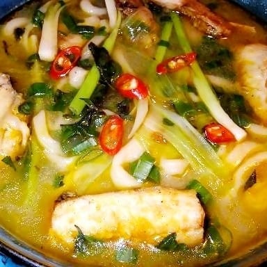 Bát canh gân cá ngừ nấu cùng hành lá và ớt
