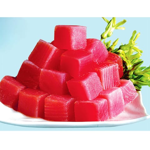 Thịt cá ngừ đại dương cắt khối vuông xếp thành tháp