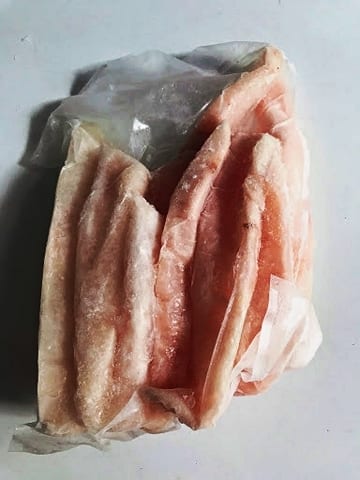 Bịch gân cá ngừ đông lạnh màu hồng nhạt