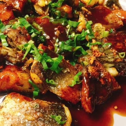 Món khô cá lóc sốt me rắc hành lá thơm ngon