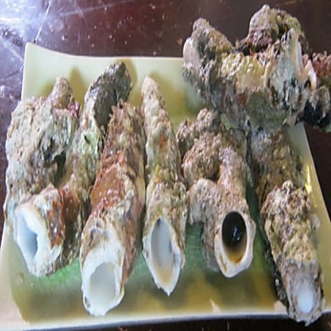 Cồi hàu điếu nguyên vỏ trên đĩa