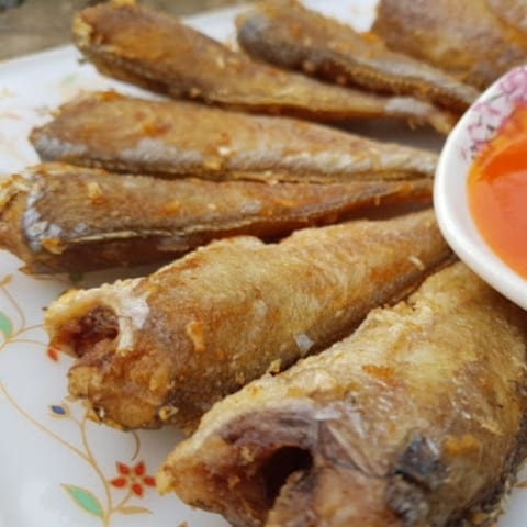 Đĩa cá đù chiên giòn rụm kèm chén tương ớt