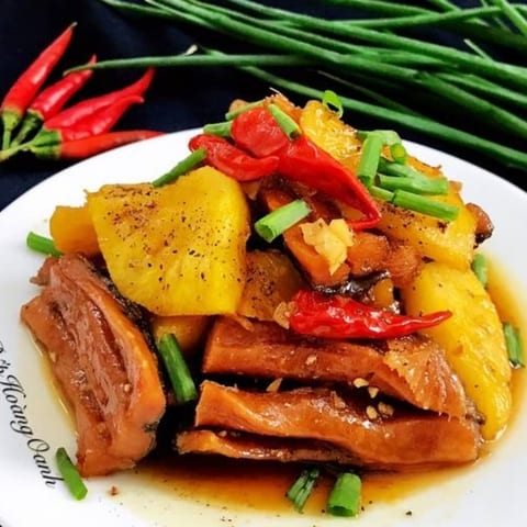 Món cá lóc kho thơm đậm đà trên đĩa trắng