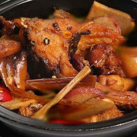 Nồi ức cá ba sa kho đậm đà màu cánh gián