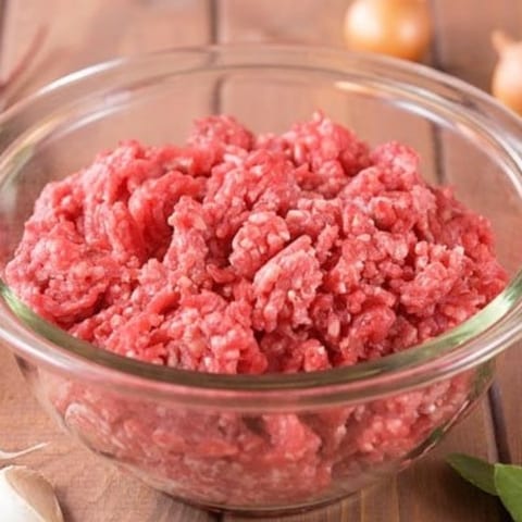 Bát thủy tinh đựng thịt bò xay nhuyễn