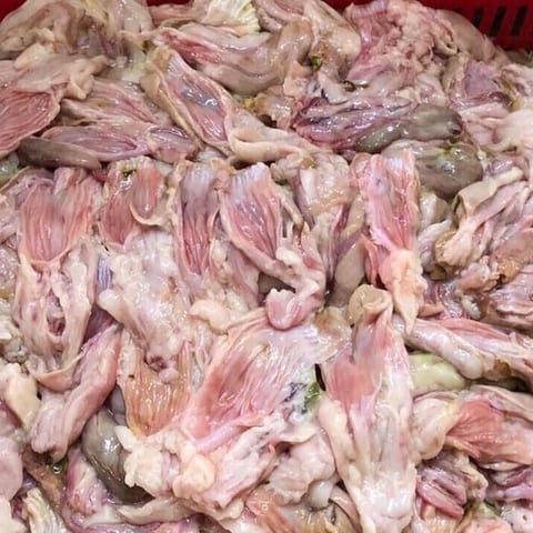 Ruột cá lóc tươi sống trong khay