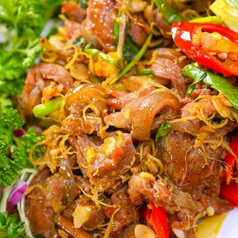 Thịt heo rừng xào sả ớt bày trên đĩa