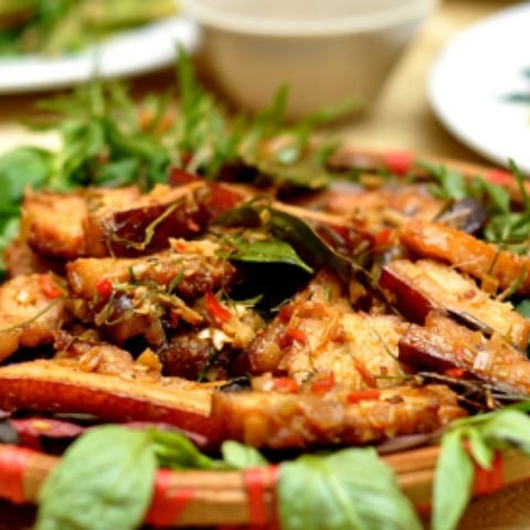 Thịt ba rọi heo rừng xào lăn bày trong mẹt tre
