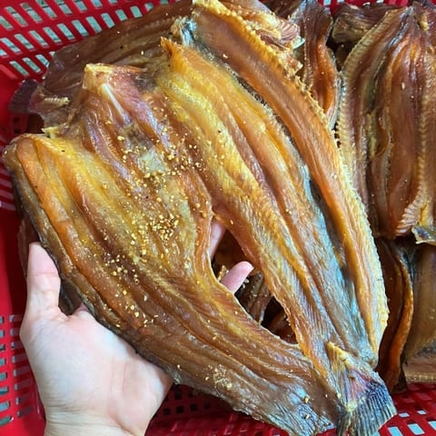 Con khô cá lóc xẻ bướm vàng ươm trên tay