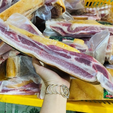 Cầm dải thịt ba rọi heo rừng lai đóng gói chân không