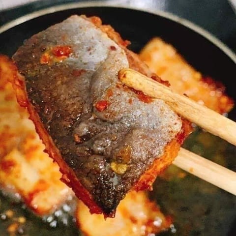 Ức cá ba sa chiên vàng ươm trong chảo