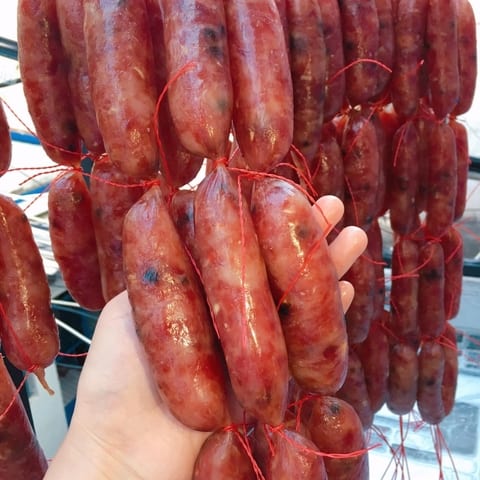 Các chùm lạp xưởng bò tươi đang phơi ráo