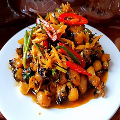Cồi hàu điếu xào sả ớt bày trên đĩa trắng