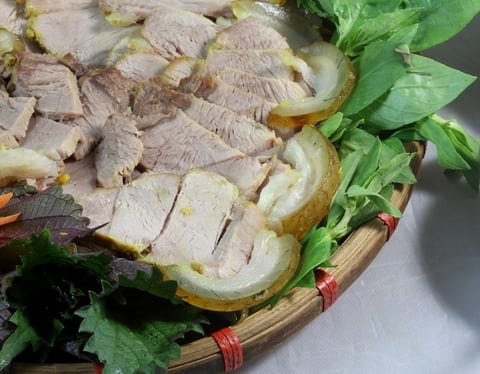 Thịt heo rừng luộc thái mỏng xếp cùng rau thơm