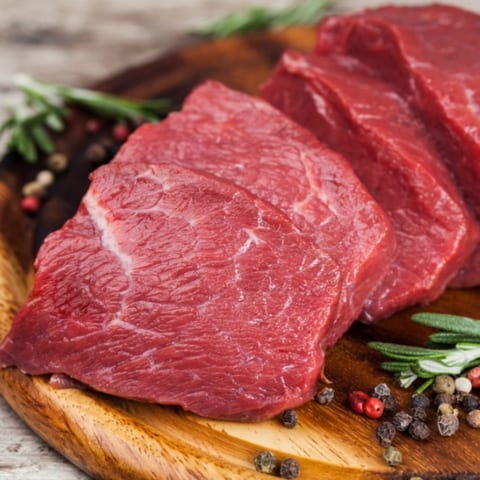 Miếng thịt bò tươi thái bản dày trên thớt