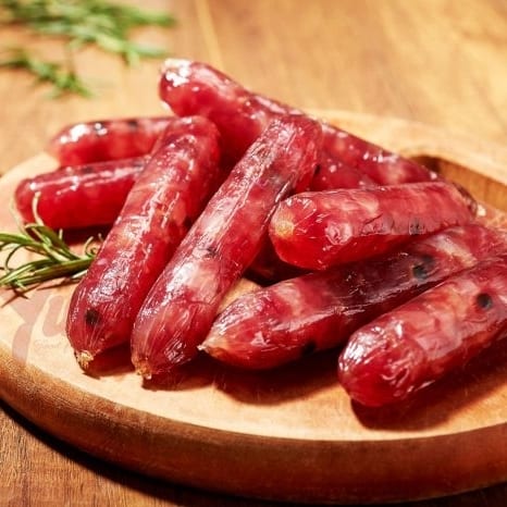 Những khúc lạp xưởng bò trên thớt gỗ