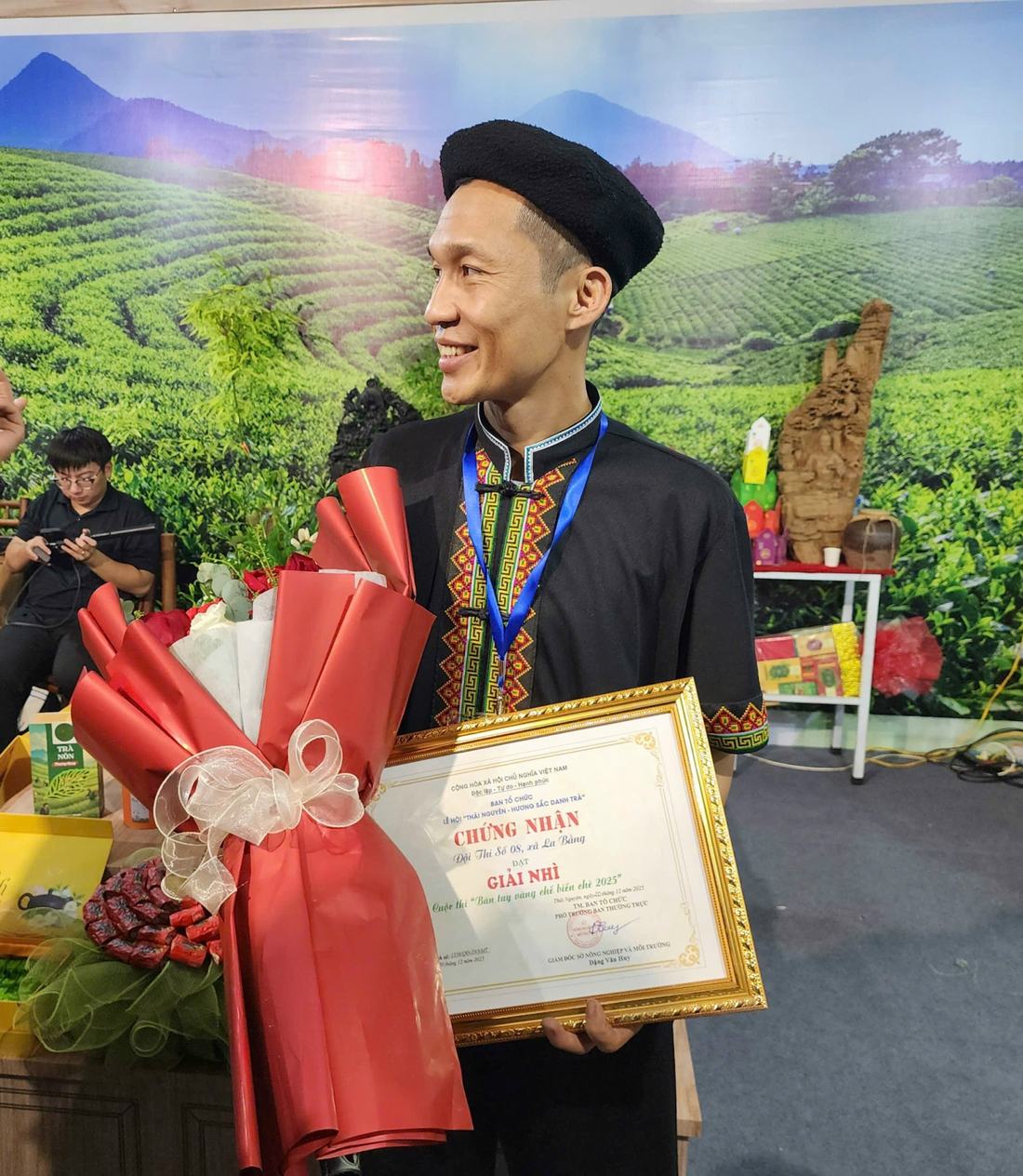Nghệ nhân Phạm Hoàng Giang - Giám đốc sản xuất HTX Tâm Trà Việt, đội thi xã La Bằng đạt Giải Nhì cuộc thi Bàn tay vàng chế biến chè Thái Nguyên 2025