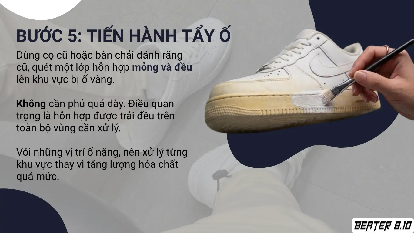 Quét một lớp hỗn hợp mỏng và đều lên đế giày bị ố