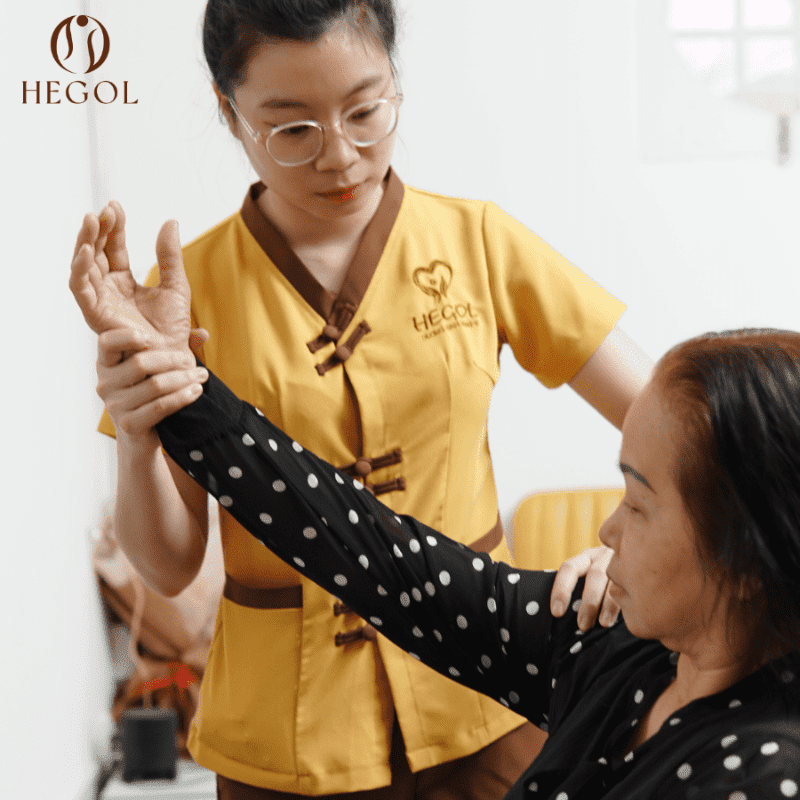 đau cổ vai gáy lan xuống cánh tay