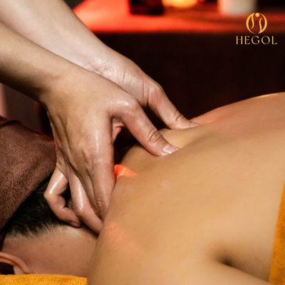 Massage, bấm huyệt, đả thông kinh lạc vùng cổ vay gáy.