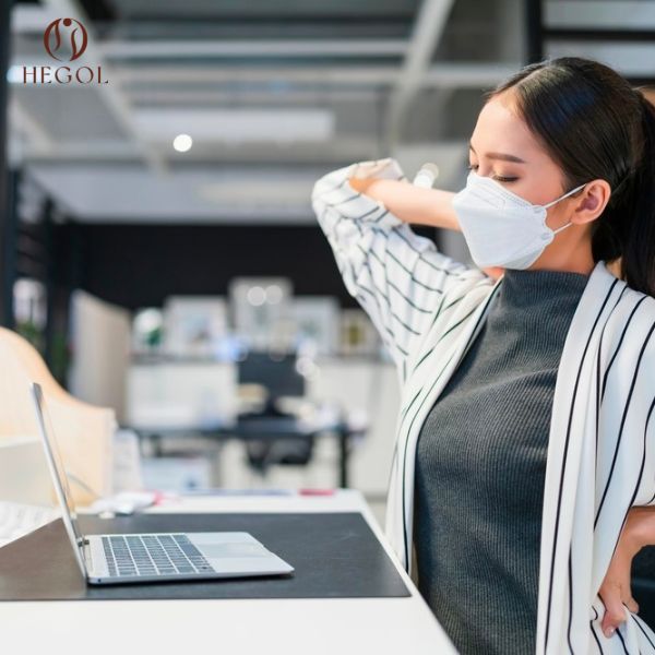 Thường xuyên để lưng và cổ ở tư thế sai trong thời gian dài như ngồi lâu tại bàn làm việc.