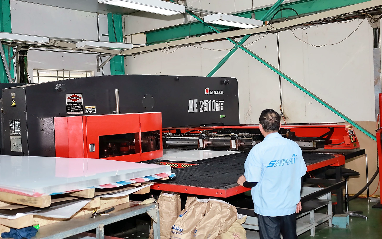 Nhân sự SAPAI vận hành máy đột CNC trong khu vực sản xuất
