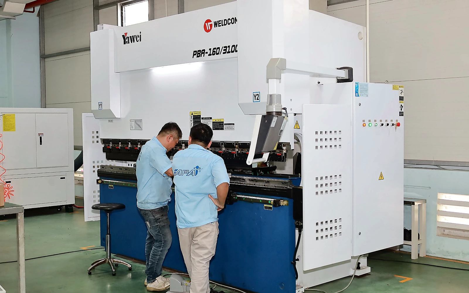 Nhân sự SAPAI vận hành máy chấn CNC trong khu vực sản xuất