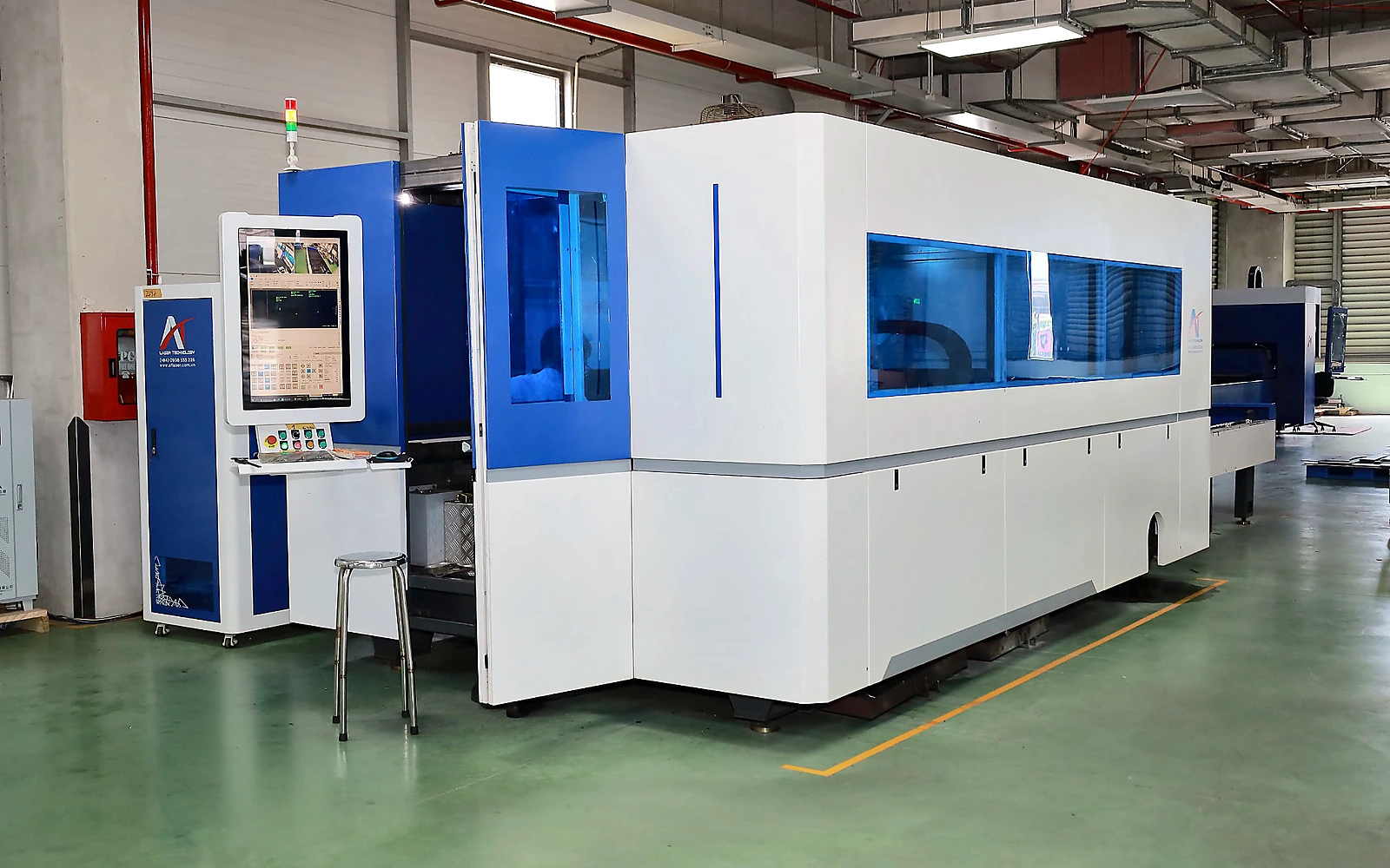Hệ thống máy cắt laser CNC trong khu vực sản xuất SAPAI