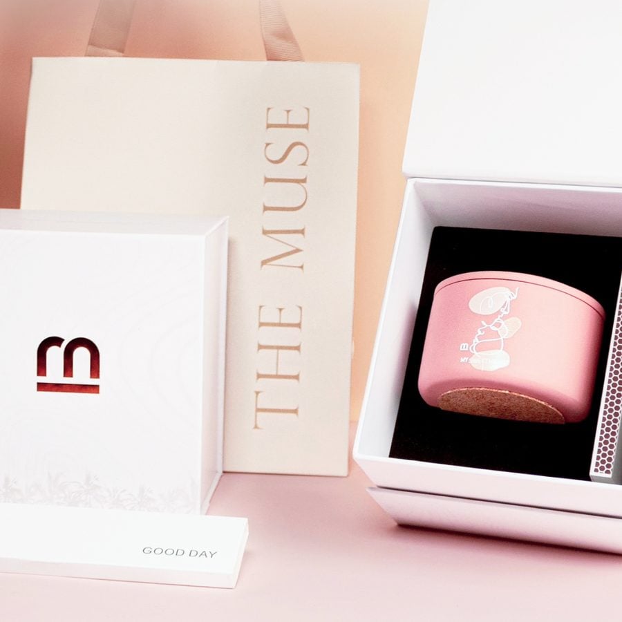 Hộp quà mini trắng có cốc nến hồng và túi giấy The Muse
