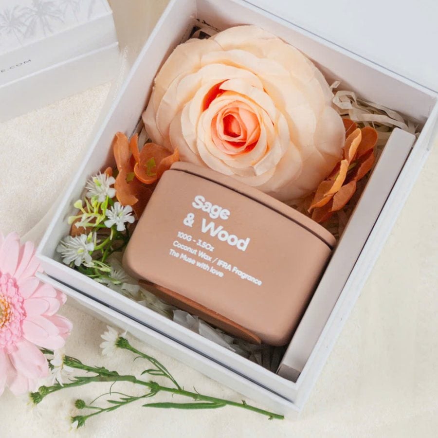 Hộp quà trắng có nến Sage & Wood và hoa hồng lụa màu đào