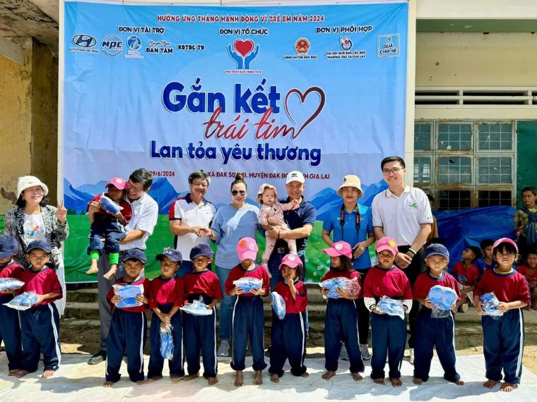 Trao học bổng cho cho các hoàn cảnh khó khăn