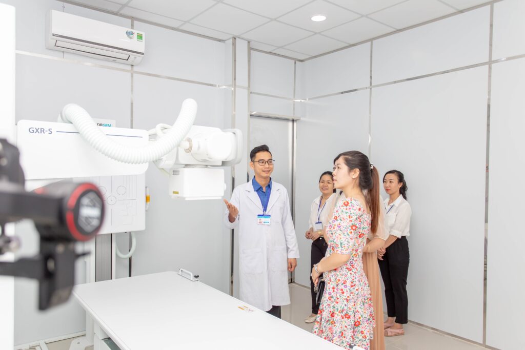 Chụp X-Quang kỹ thuật số phổi, xoang, sọ, cột sống và xương khớp.