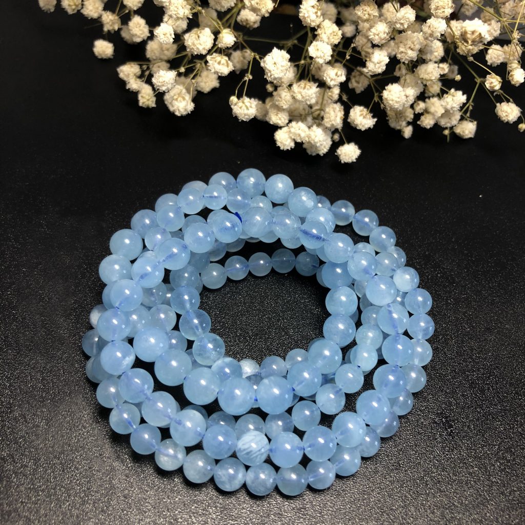 Vòng Đá Aquamarine giúp chủ nhân có thể giảm trừ các căn bệnh liên quan đến thần kinh, tăng cường khả năng cân bằng với thiên nhiên và cuộc sống.