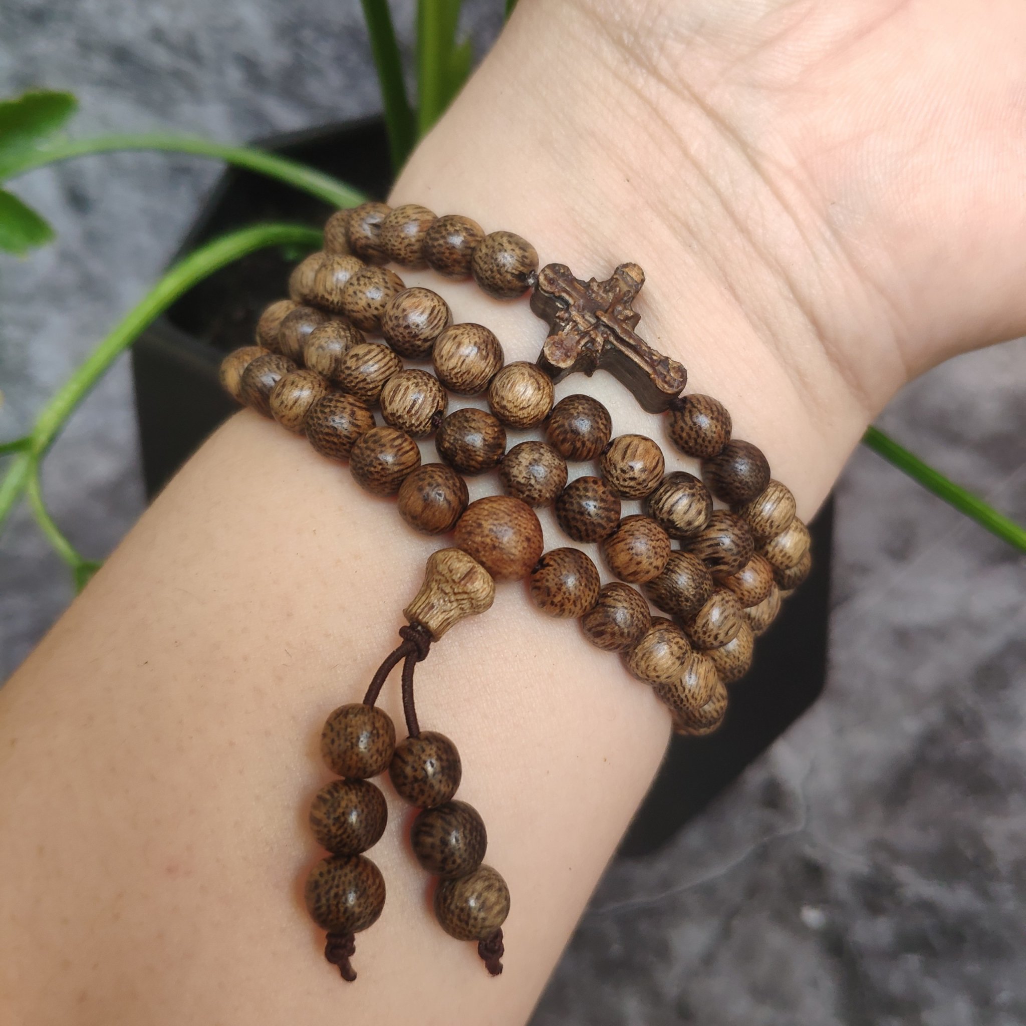 Dù bạn sử dụng vòng tay trầm hương công giáo dáng thô mộc hay vòng tiện hạt, vẫn thể hiện được nét phong cách rõ ràng.