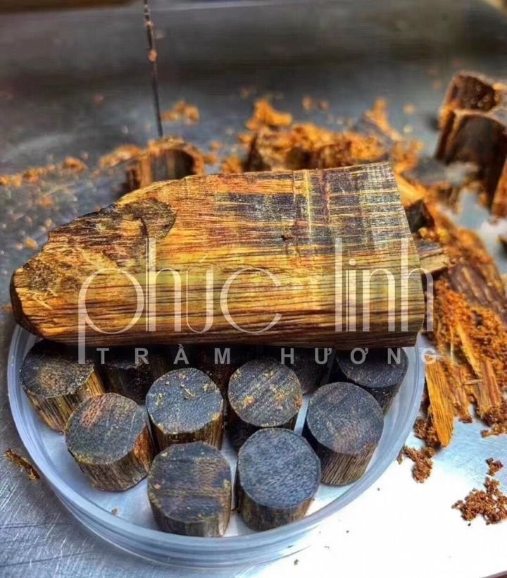 Loại phôi Trầm Hương ép dầu Indo chắc, có trọng lượng nặng và mùi thơm đậm phù hợp làm các loại mỹ nghệ trầm: tượng trầm, vòng tay trầm...