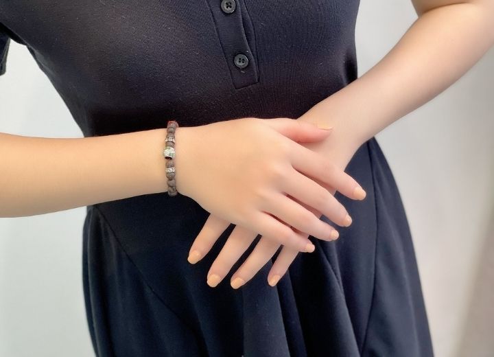 Vòng Trầm hương mix charm vàng bạc tạo nét phong phú mẫu mã và tăng thêm giá trị cho chiếc vòng phong thủy.