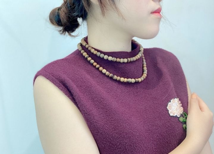 Chuỗi Vòng Trầm Hương 108 Hạt hợp mệnh gì? khi đeo mang lại nhiều diều may mắn trong phong thủy củng như đời sống thường nhật