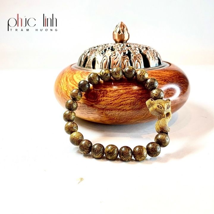 Vòng tay phong thủy bằng gỗ không giống với những món đồ trang sức bình thường khác, nó không bao giờ trở nên lỗi mốt hay nhàm chán mà vẫn liên tục có sức hút