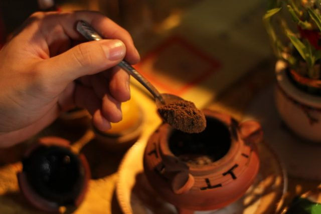 Chỉ nên sử dụng bột trầm để uống có nguồn gốc hoàn toàn tự nhiên, không phải hàng nuôi trồng