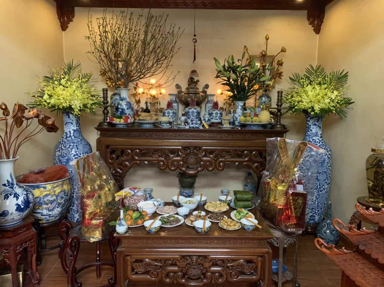 Khi thắp hương trên bàn thờ gia tiên cần cần tuân theo thứ tự vai vế trong gia đình