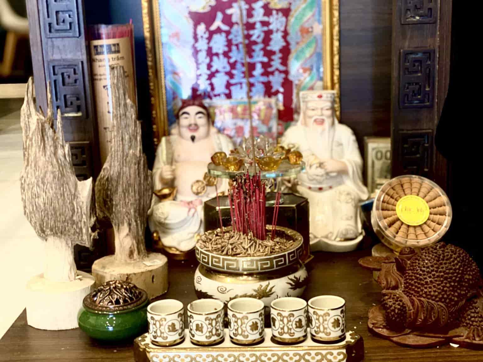 Thắp nhang trên bàn thờ thần tài mỗi buổi sáng để công việc kinh doanh thuận lợi