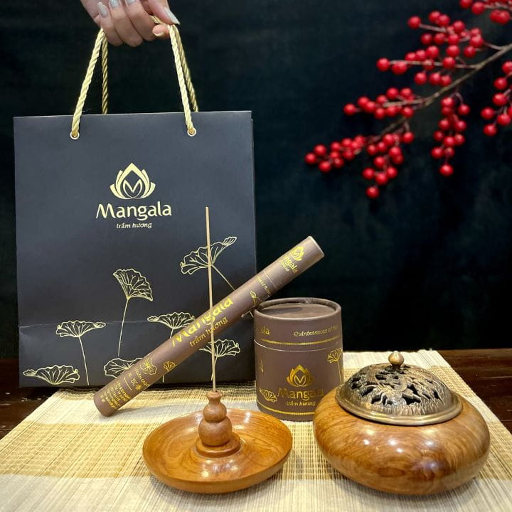 Cách đốt Trầm Hương trong đỉnh đồng? Nhang Nụ Trầm Hương là một trong những sản phẩm được người tiêu dùng rất ưa chuộng và sử dụng phổ biến nhất vì chuyên dùng để xông nhà , trừ tà, tẩy uế,...