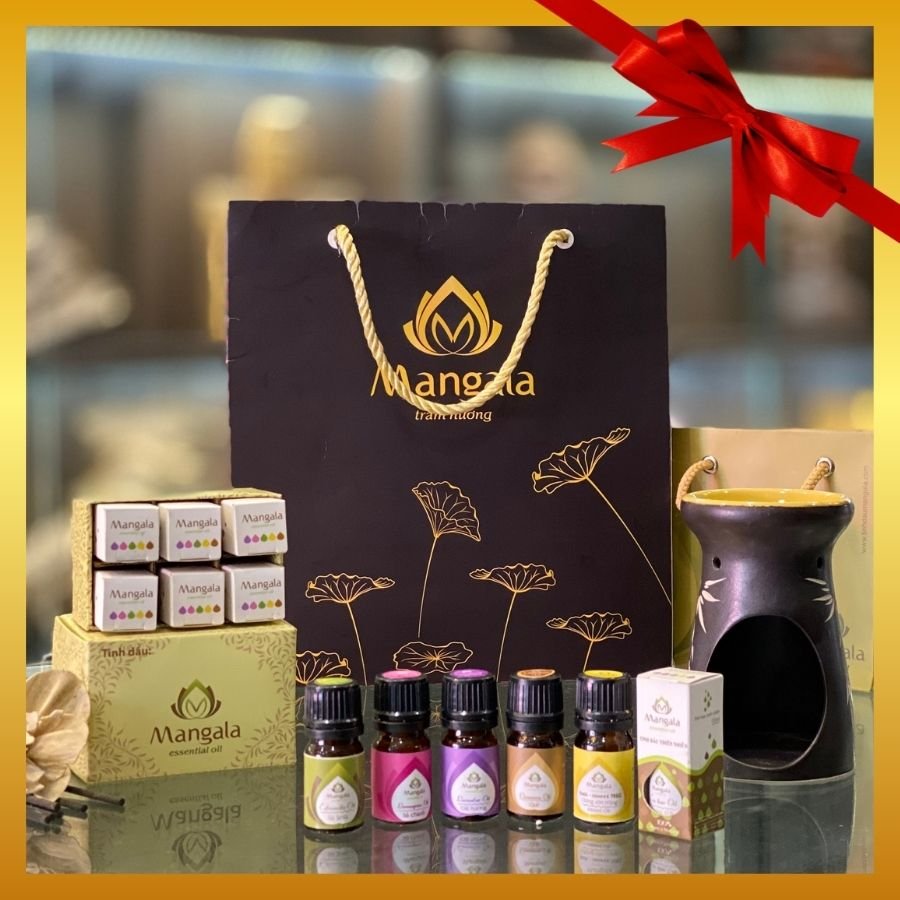 Bộ quà tặng Tinh dầu Mangala mix 5 chai tinh dầu thiên nhiên ngẫu nhiên và một đèn xông đốt tinh dầu bằng nến.