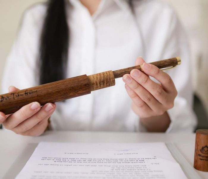 Bút Trầm Hương có thể khắc tên, khắc chữ để gửi gắm thông điệp yêu thương của người tặng