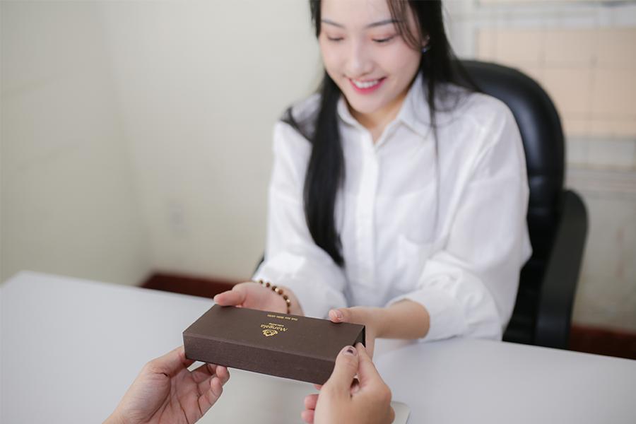 Bút ký Trầm hương là gì? Bút ký Trầm hương mang nhiều giá trị về phong thủy đến người dùng nên phù hợp để làm quà tặng cho đối tác và bạn bè