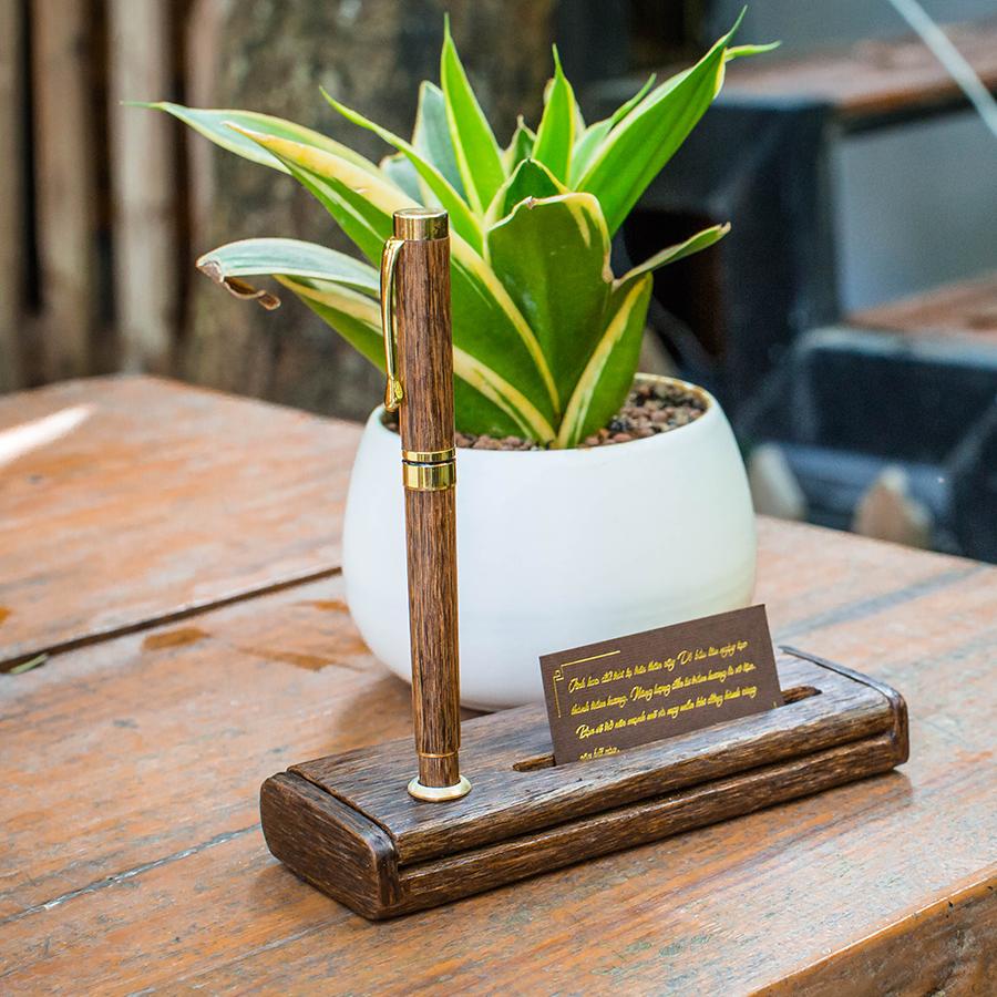 Bút Trầm Hương có thể khắc tên, khắc chữ để gửi gắm thông điệp yêu thương của người tặng