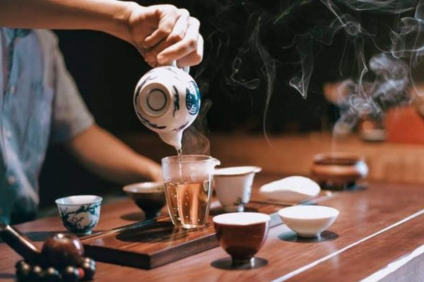 Vệ sinh dụng cụ đốt trầm thường xuyên sẽ tăng tuổi thọ sản phẩm cũng như trải nghiệm sử dụng tốt hơn