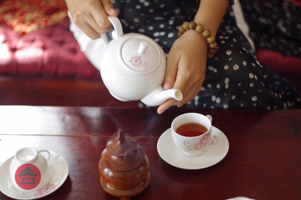 Thưởng trầm cùng với tách trà nóng là thú vui thư giãn tao nhã sau một ngày dài