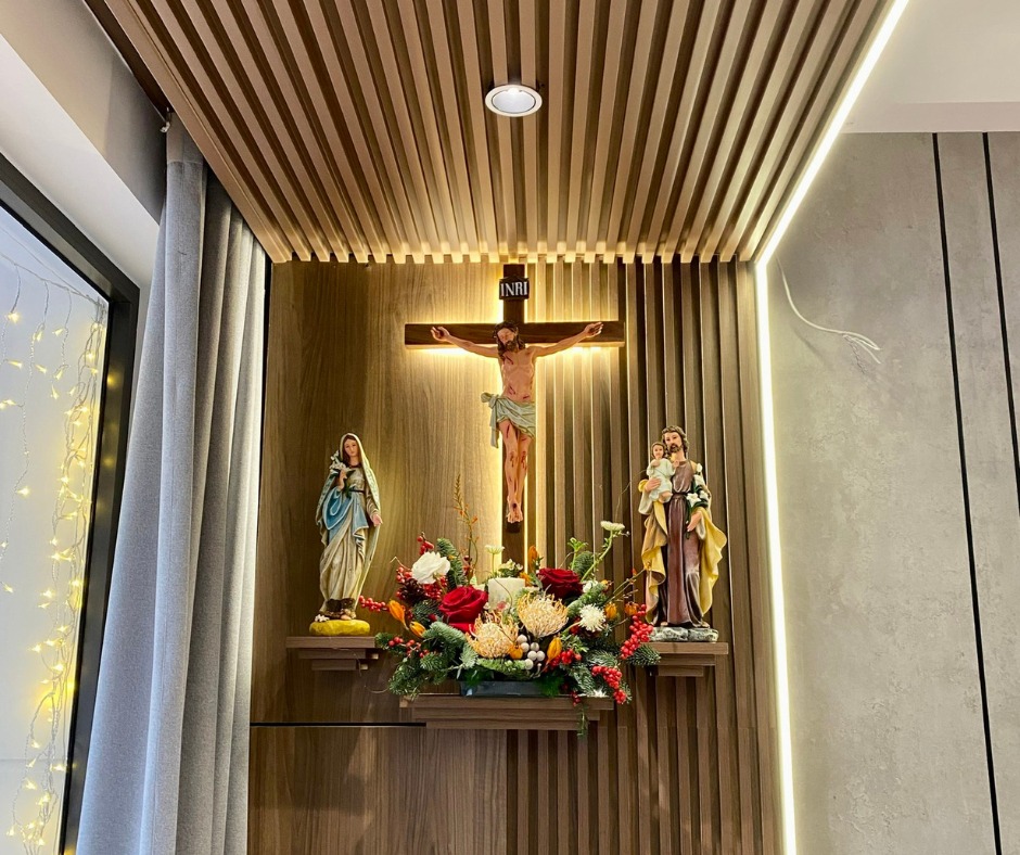 Đạo Chúa có thắp nhang không? Bàn Thờ Chúa ở trong phòng khách chính là trái tim của mỗi Gia Đình Công Giáo, nơi trang nghiêm và được quan tâm chỉnh chu mỗi ngày.